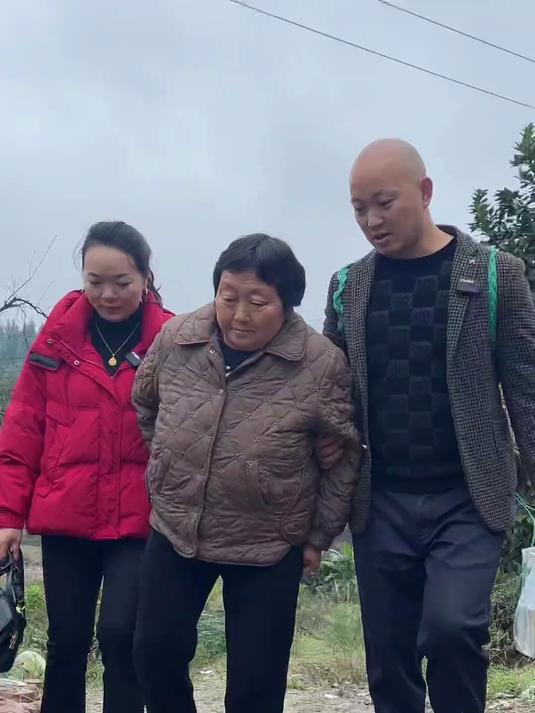 人都有老的一天,关爱父母人人有责……冬天可以多炖汤!