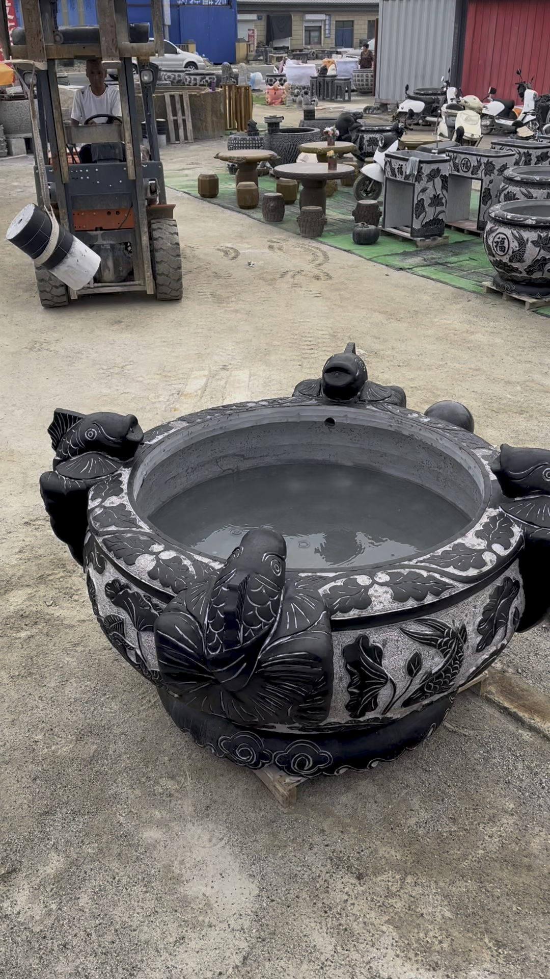 石雕喷水鲤鱼 #青石鱼缸风水球流水 #庭院装饰各种流水摆件 #青石雕花喷水鱼缸一体石缸