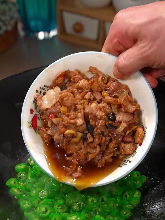 百吃不厌的青椒炒肉，又香又辣好吃又下饭