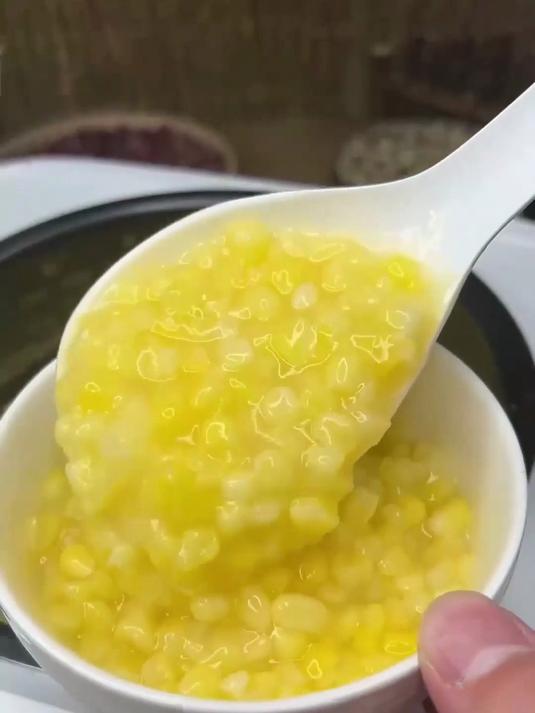 玉米碴子煮后软糯,配着咸菜挺下饭