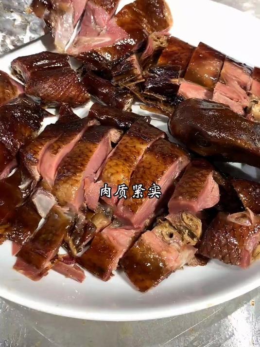 今天和大家分享一下我们绍兴人吃酱鸭的方法