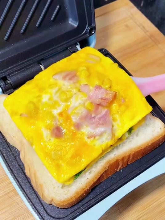 早餐机双面加热免翻面，轻松搞定三明治华夫饼不粘锅