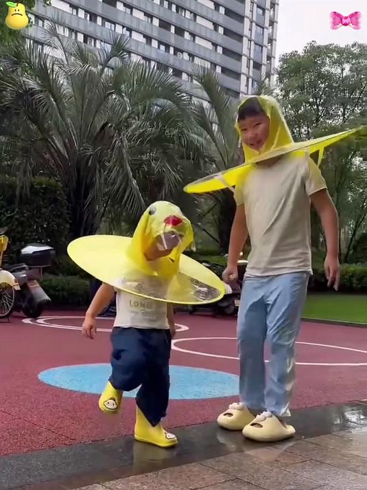 有了小黄鸭斗篷雨衣,孩子天天盼着下雨,就不进屋