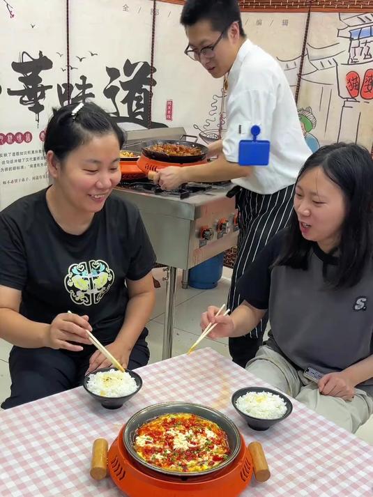 下饭小火锅,把火锅做成快餐,一人一锅,菜品自由搭配,好吃下饭