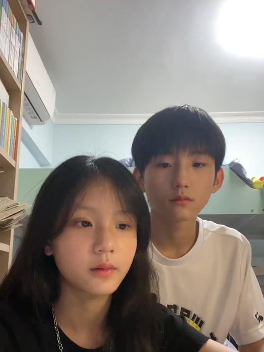 《青花瓷》粤语版,“天青色配烟云 随月海上行”