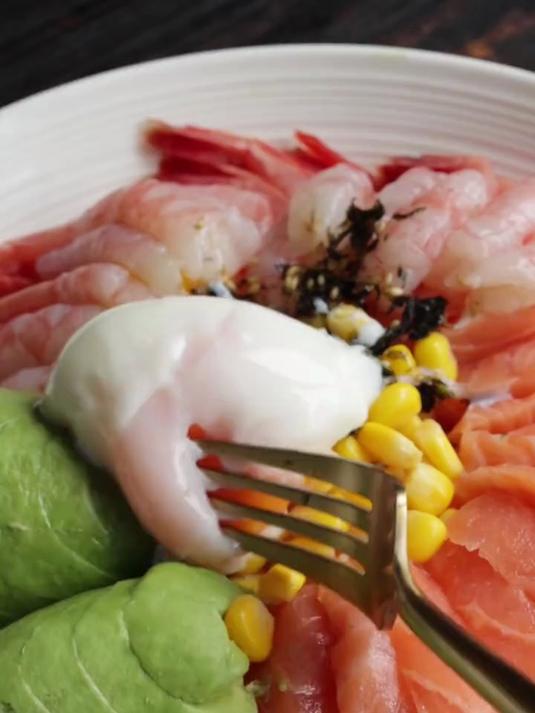 夏天吃起来超爽三文鱼牛油果甜虾饭