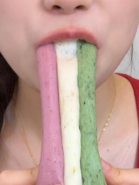 整了一些地方特产零食还有点心们