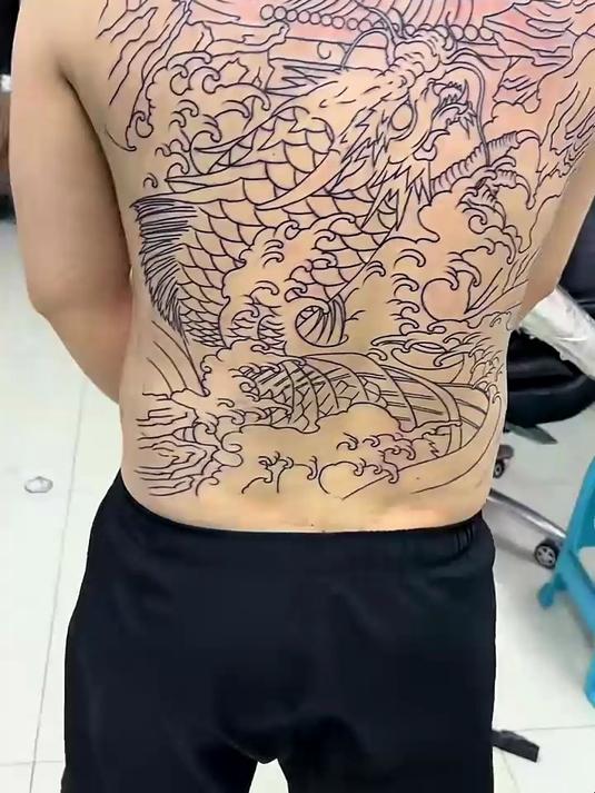 小伙子后背纹身鲤鱼龙门，这图案真霸气，看着心动