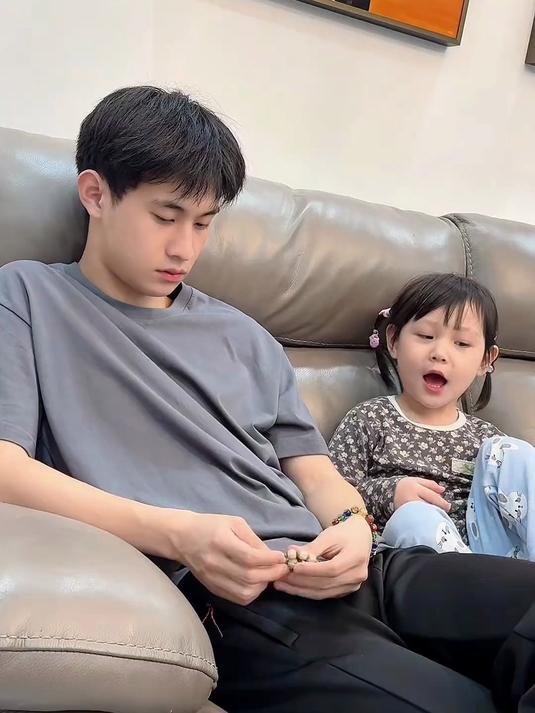 妹妹想吃蛋糕.比哥哥还盼着过生日