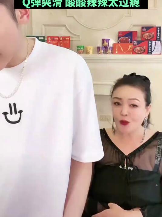 兰姐回应前儿媳的提告如今释怀了,随后介绍酸辣粉卖爆了