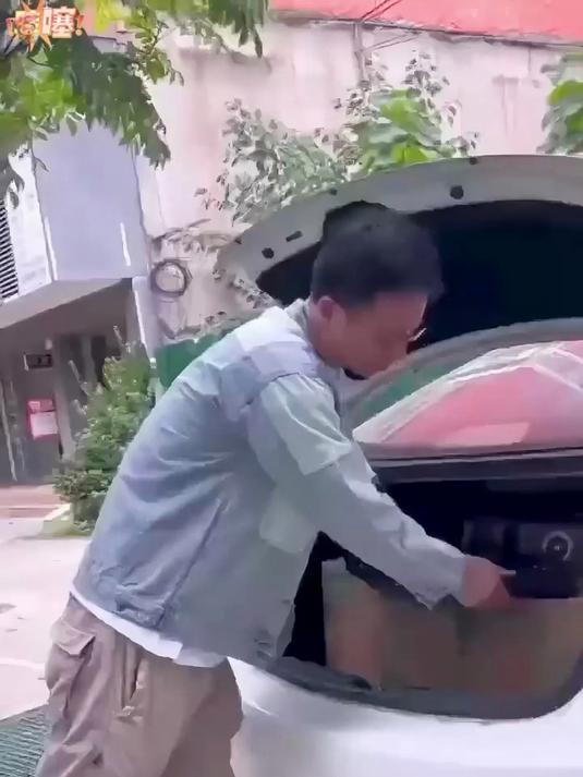 可以折叠的小推车,家里备上一台,拉货买菜都可以用它,超方便了