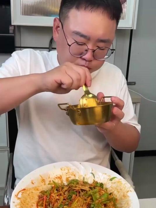 今天的午餐是金枪鱼拌饭，自己做的嘎嘎好吃