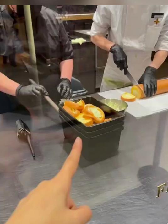 另类吃蛋糕 你肯定没见过 别人吃蛋糕 我偏不