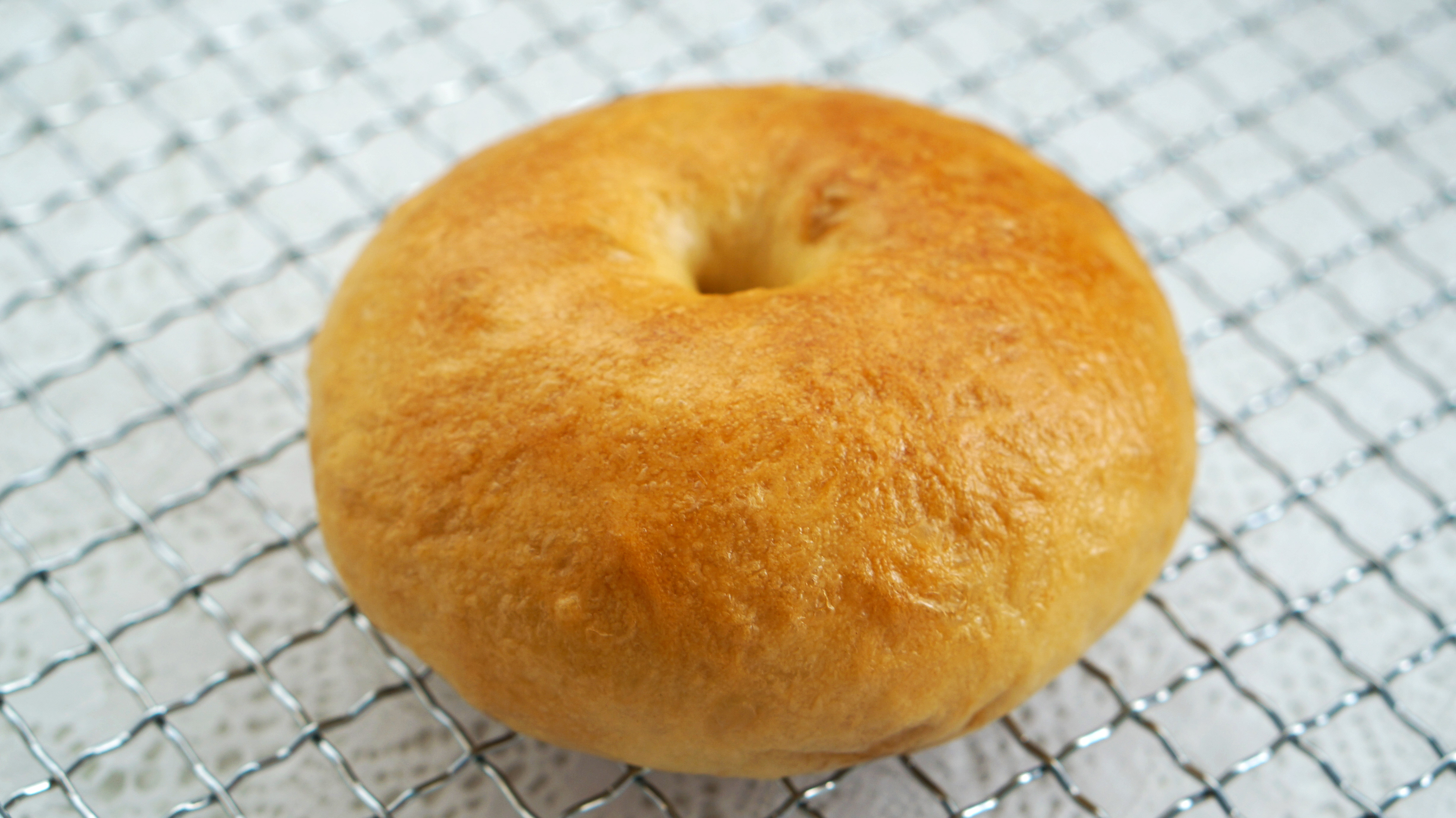 面包做法,放水里煮一煮,难以置信的美味 1.准备300g高筋面粉,加3g酵母粉,15g糖,