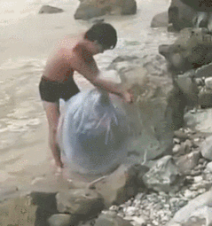 把老婆装塑料袋过河，这方法不错！