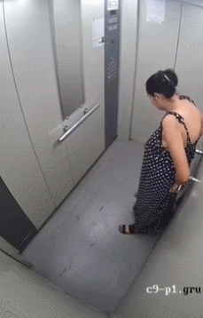 憋不住，电梯随地大小便“放水”，奈何是孕妇（GIF）_我想网
