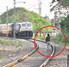 印度火车司机下车“打人”，2050级“路怒症”！