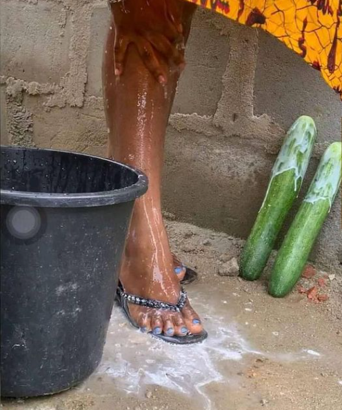 非洲女人环境差，只能户外洗洗澡了