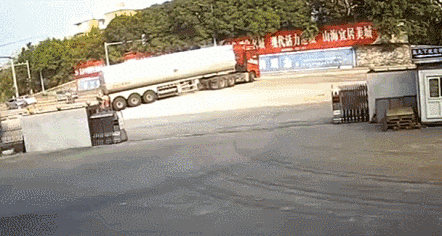 拿“铲子收”的大货车交通事故（警示GIF图）