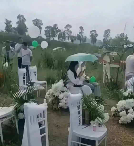 农村西式婚礼，搞得清明上坟一样，像个乱葬岗