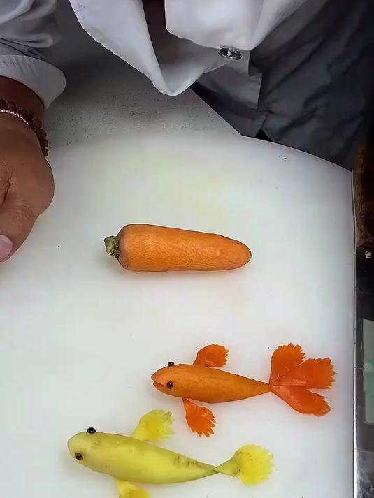 看看这三个小金鱼漂亮不，简单的胡萝卜就可以制作
