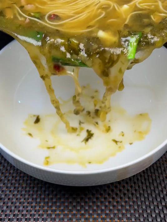 可以做雪菜肉丝面,雪菜毛豆等,一种怎么搭都好吃的下饭菜