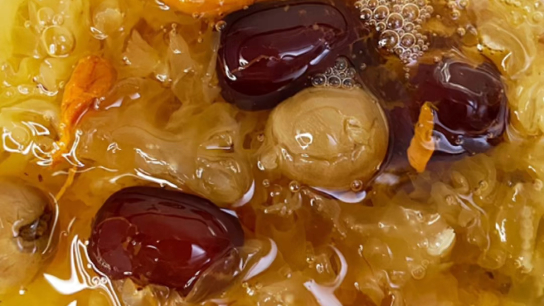 软糯出胶的红枣银耳汤????厨房小白也能做 要想煲出又浓又稠胶质满满的银耳汤,银耳很重要,我一般