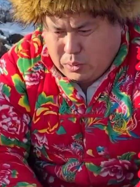 今天带大家感受一下户外铁板大鱿鱼！还有东北小汉堡！