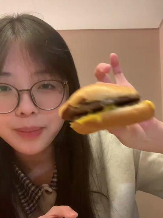 麦当劳汉堡hou hou hou～汉堡好吃！