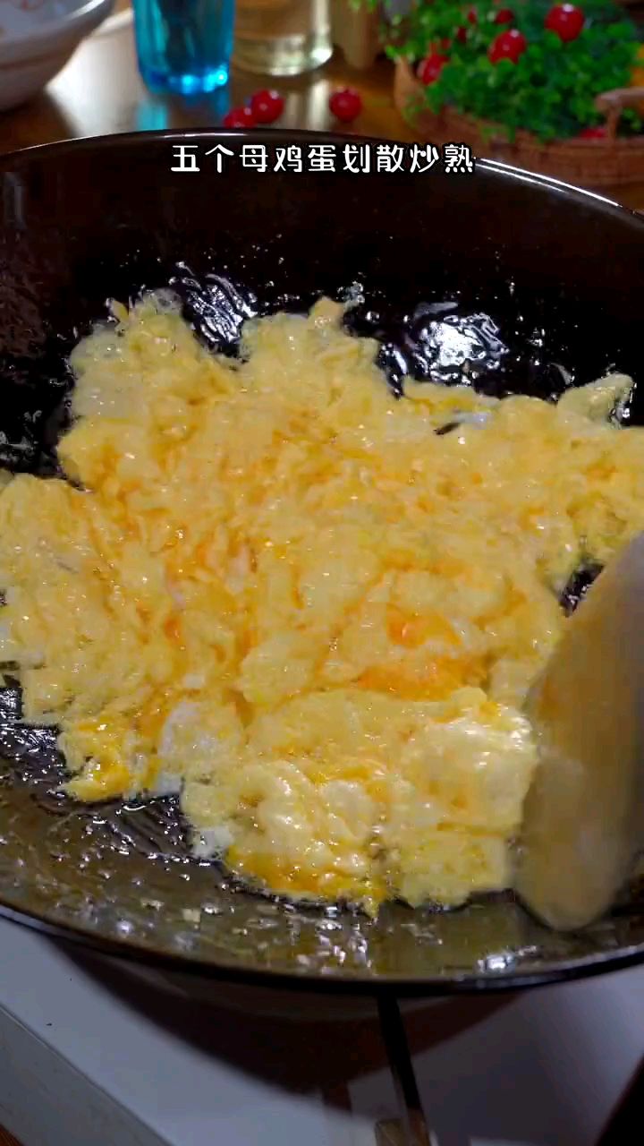 家常菜豆皮炒鸡蛋的美食做法来了