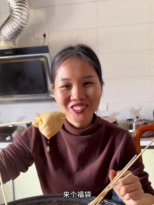 与娃一起的日子平凡也幸福，今天在家吃关东煮