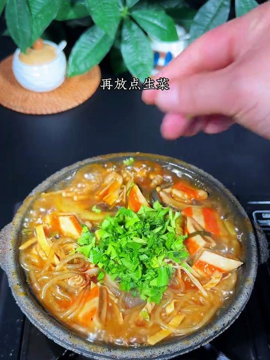 街边小吃老式砂锅麻辣烫，做法简单
