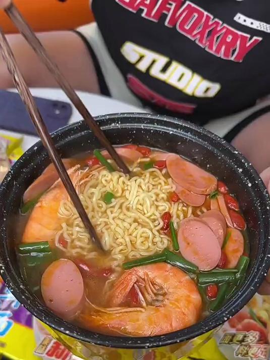 三鲜伊面可是我小时候最爱吃的方便面了,没想到这么多年过去了还