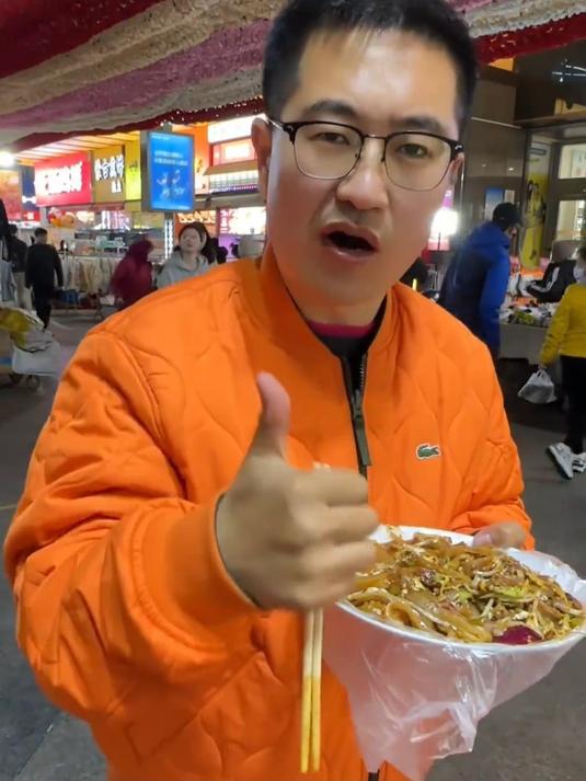夜市上98一份的天鹅蛋炒河粉