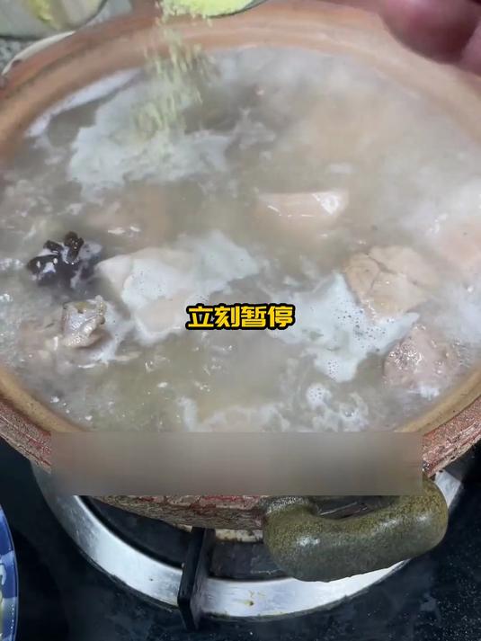 春季排毒好搭档!莲藕排骨汤配玉米,润燥排毒功效翻倍