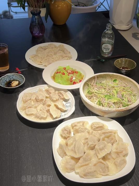 晚餐记|酸菜饺子配上老婆婆拌凉菜和迷离的麻椒青笋