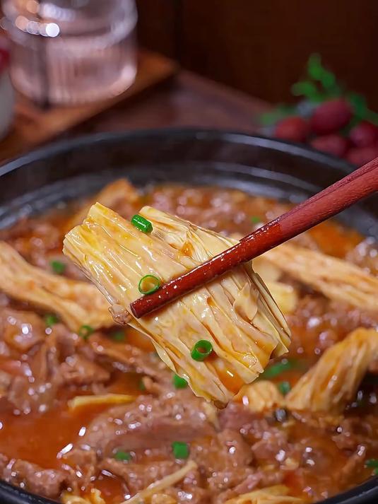 腐竹番茄牛肉煲，鲜嫩入味，好吃又下饭