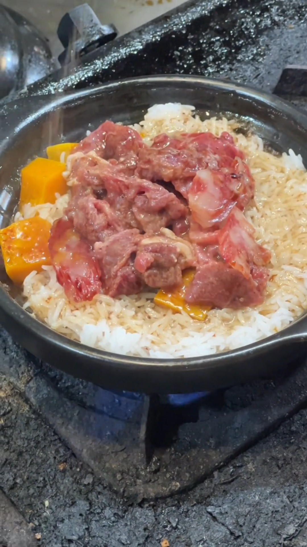 中午来吃牛肉煲仔饭,好久没来了,再加了一个窝蛋简直给饭来了个升级