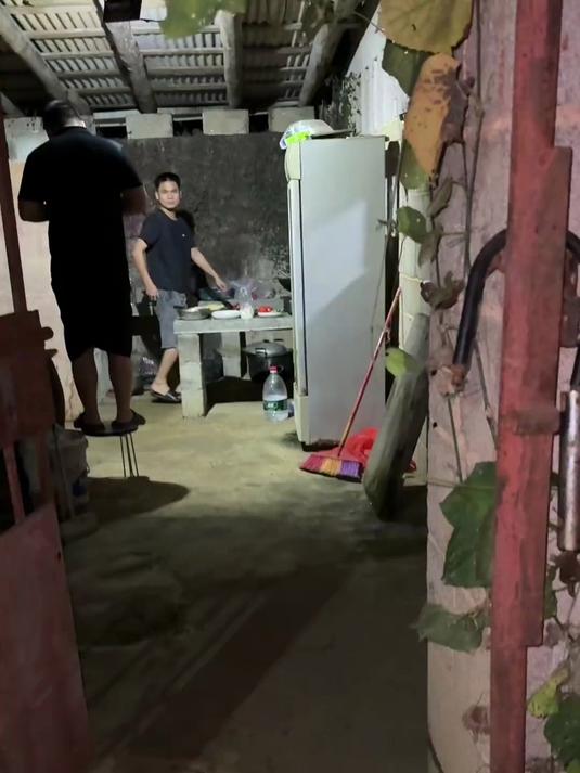 今天拖鞋一周年生日搞个五花肉炒火龙果庆祝一下,贼好吃