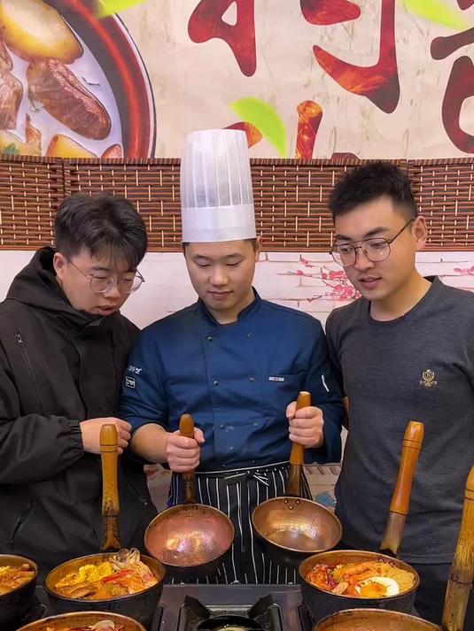 铜锅米线,特质小马勺制作,米线爽滑,搭配金钱肚大虾,鲜香麻辣