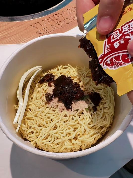 父母以为的香菇炖鸡面VS实际上我吃的