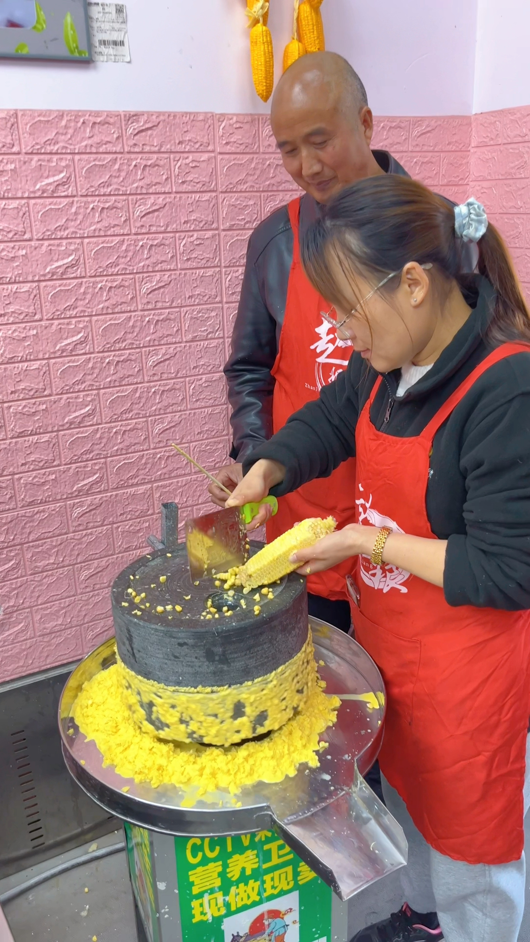 石磨黄金玉米饼配方来啦:玉米500克,酵母8克,吉士粉30克,牛奶六两,面粉500克