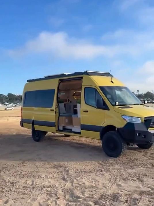 佩服外国小妞动手能力,把一个小面包车改成房车