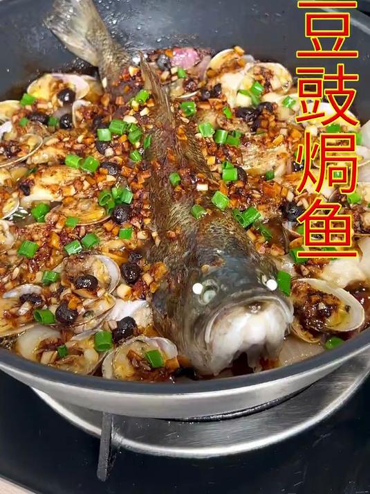我万万没想到把花甲和鲈鱼放锅里一起焖这么好吃