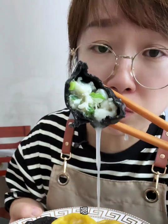 今天用海肠等四种海鲜做了咱们胶东特色全家福饺子一口爆汁太鲜了