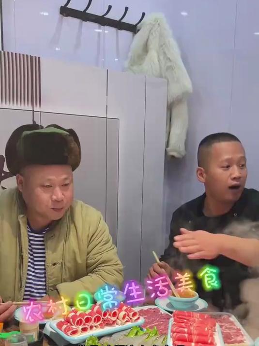 今天带驴哥他们下馆子好好搓一顿，鲜羊肉铜火锅