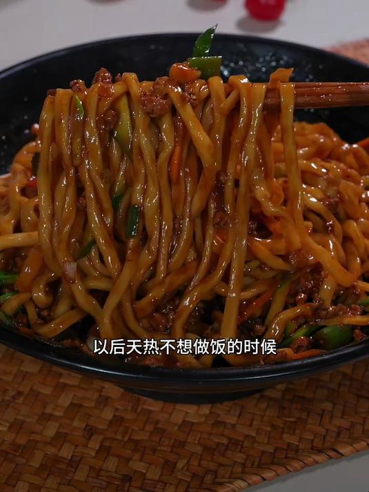 天热没胃口的时候,你就做这个香菇肉酱面