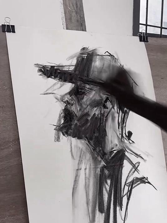 用木炭画戴鸭舌帽的男子