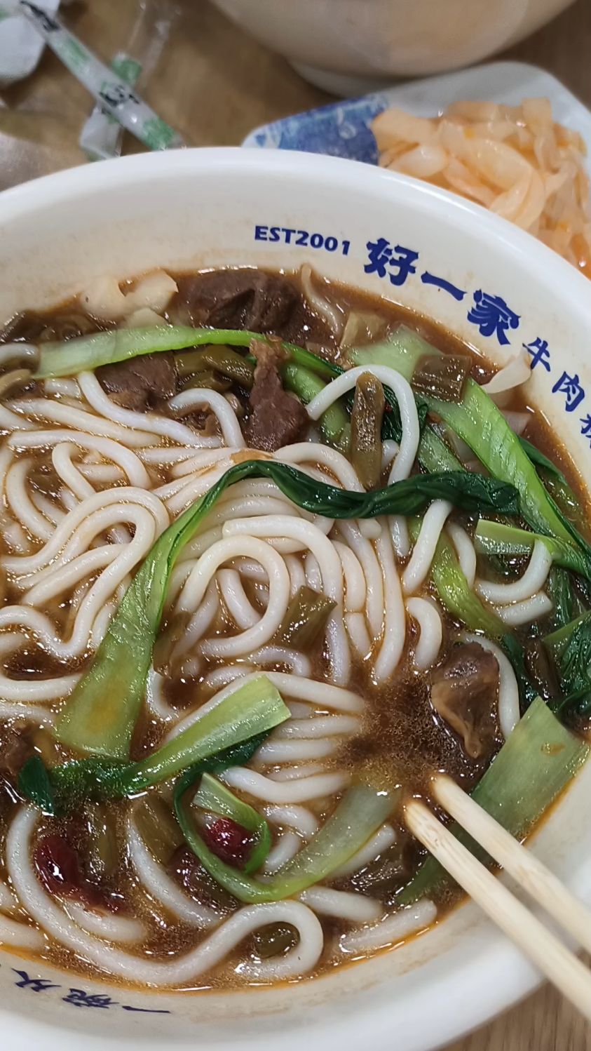 青岛劲松七路大润发旁边的牛肉粉真是垃圾,碗没有刷干净就上桌了,加钱酸豆角就两根