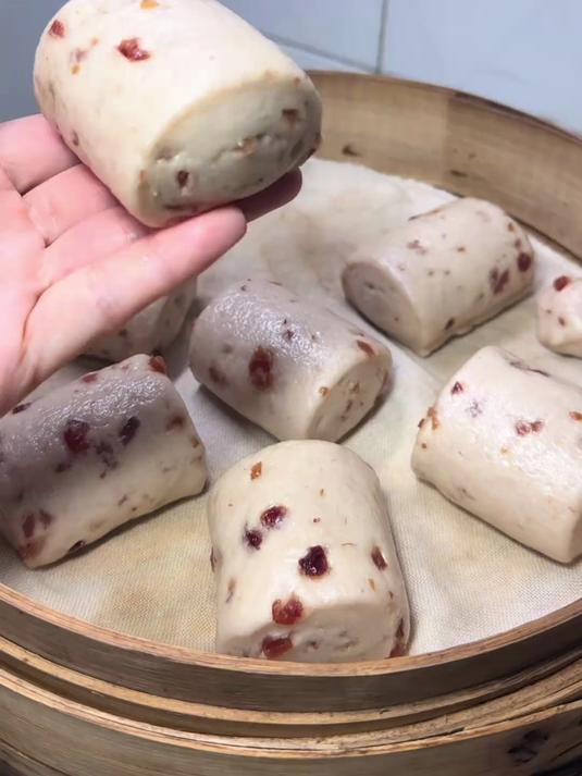 用牛奶和面做草莓牛乳小馒头,发面的更容易被身体所吸收